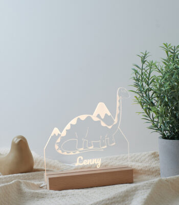 Veilleuse LED avec illustration d'un diplodocus avec une montagne - matière bois massif hêtre et plexiglas transparent